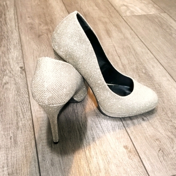 Le Chateau Pumps Size 8 US  38 EU Gold Sparkle Platform - Picture 4 of 7